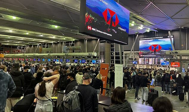 Los viajeros esperan hasta dos horas en largas colas en el aeropuerto de Sydney mientras la tripulación de la aerolínea lucha para hacer frente a la fiebre de las vacaciones escolares en medio de la escasez de personal.