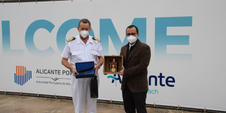 El Puerto de Alicante recibe la primera escala del crucero Seabourn Encore