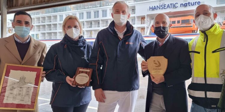 El Puerto de Almería acoge la escala del crucero ‘Hanseatic Nature’