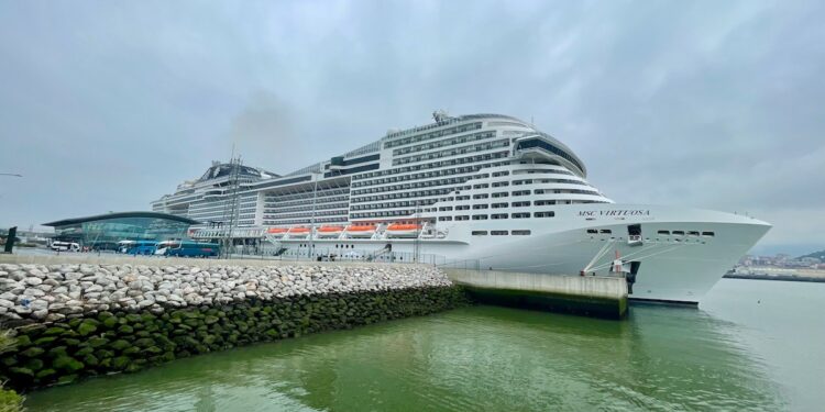 El Puerto de Bilbao recibe la escala del crucero 'MSC Virtuosa'