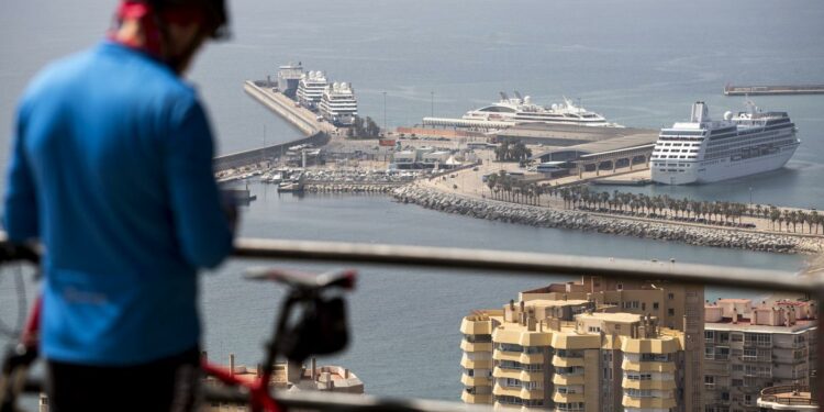 Se anima la llegada de cruceros a Málaga. Daniel Pérez/EFE