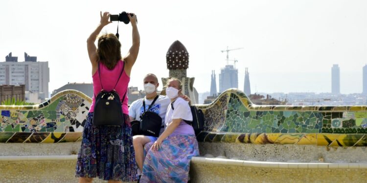 Unos turistas en el Park Güell de Barcelona / EP