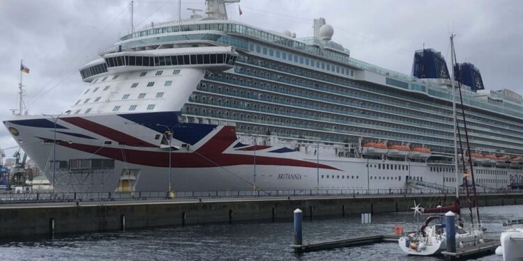 El crucero 'Britannia' toma el Puerto de A Coruña
