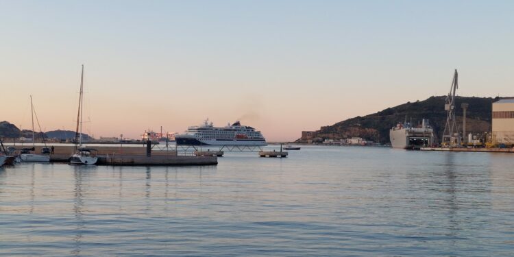 El crucero Hanseatic Natura llega a Cartagena