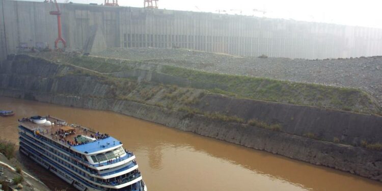 El crucero eléctrico más grande del mundo zarpa en China