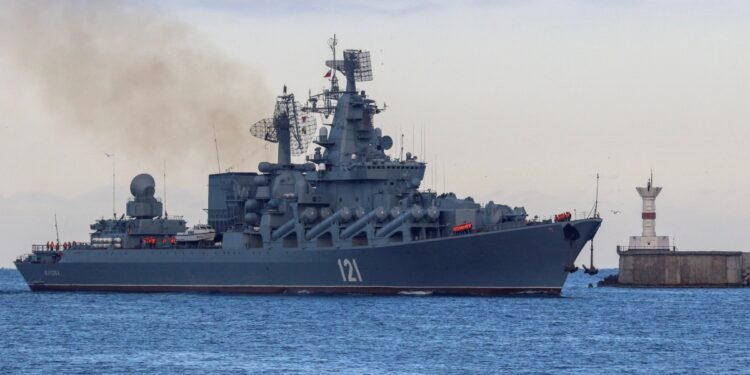 El crucero ruso insignia 'EXPLOTA después del ataque con misiles ucranianos' semanas después de disparar contra los desafiantes defensores de la Isla de las Serpientes
