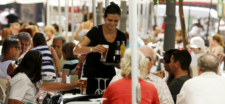 El turismo recupera niveles de empleo prepandemia con 2,4 millones de afiliados en marzo