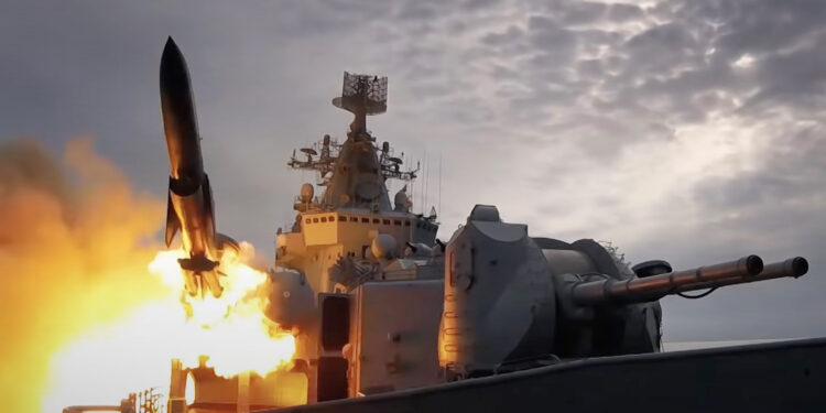 En un chorro de fuego y humo el Moskva lanza un misil antibuque P-1000 Vulcan (Sandbox). La nave insignia de la flota rusa en el Mar Negro fue hundido por un misil ucraniano. Con él se fue a pique una buena parte de la historia naval rusa. (Capt_Navy/Twitter)