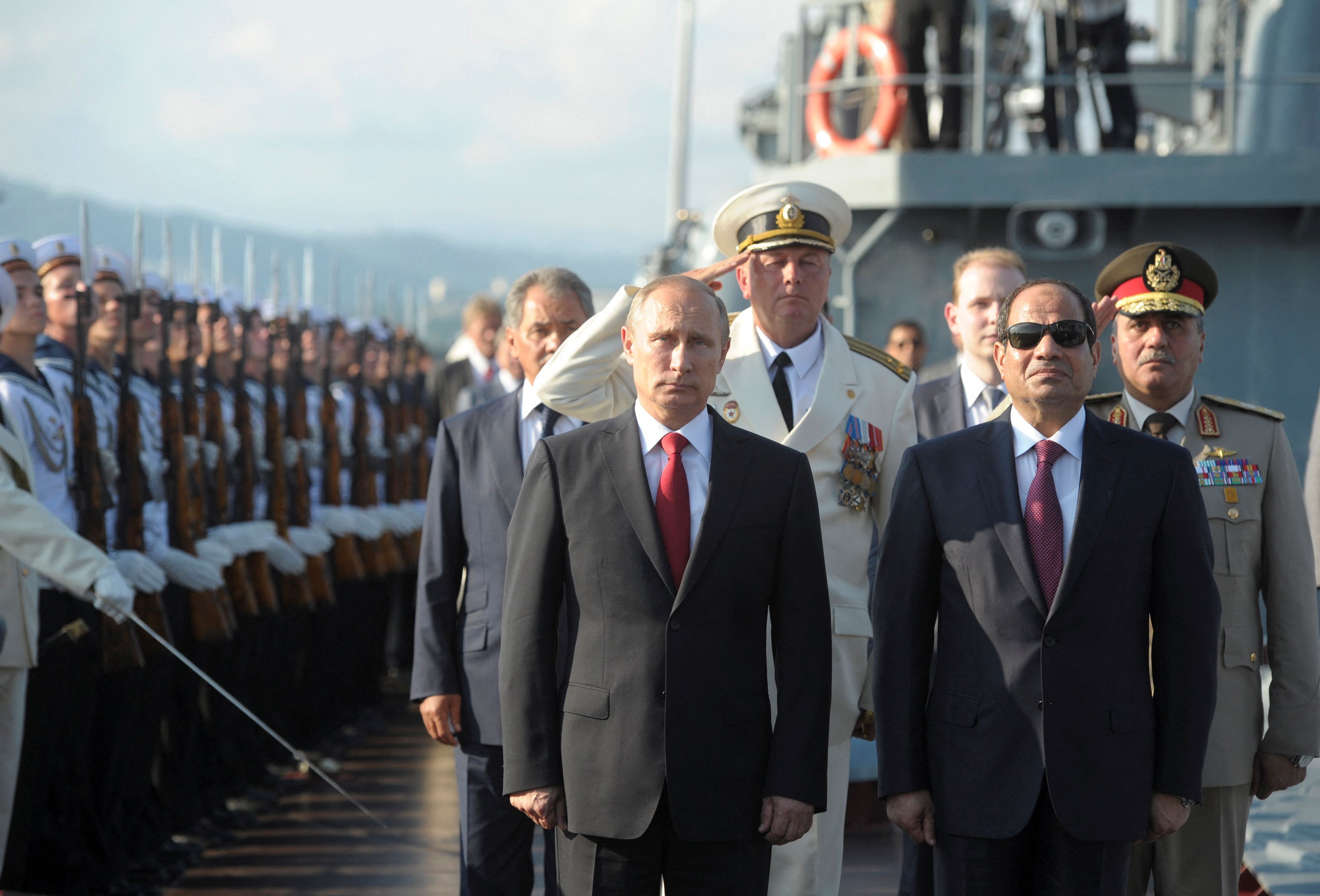 Vladimir Putin junto a su par egipcio, Abdel Fattah al-Sisi, durante una visita al crucero Moskva anclado en el puerto de Sochi en 2017. Sputnik/Alexei Druzhinin/Kremlin via REUTERS.