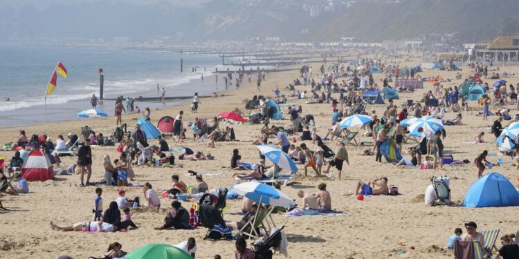 Bañistas en Bournemouth en Dorset el sábado (Foto: Andrew Matthews/PA Wire)