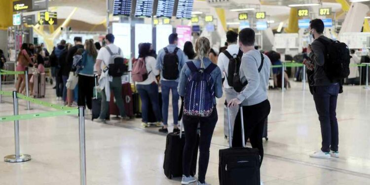 Turistas en la T4 de Barajas.
