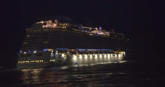 Esperan remolques para desencallar crucero encallado