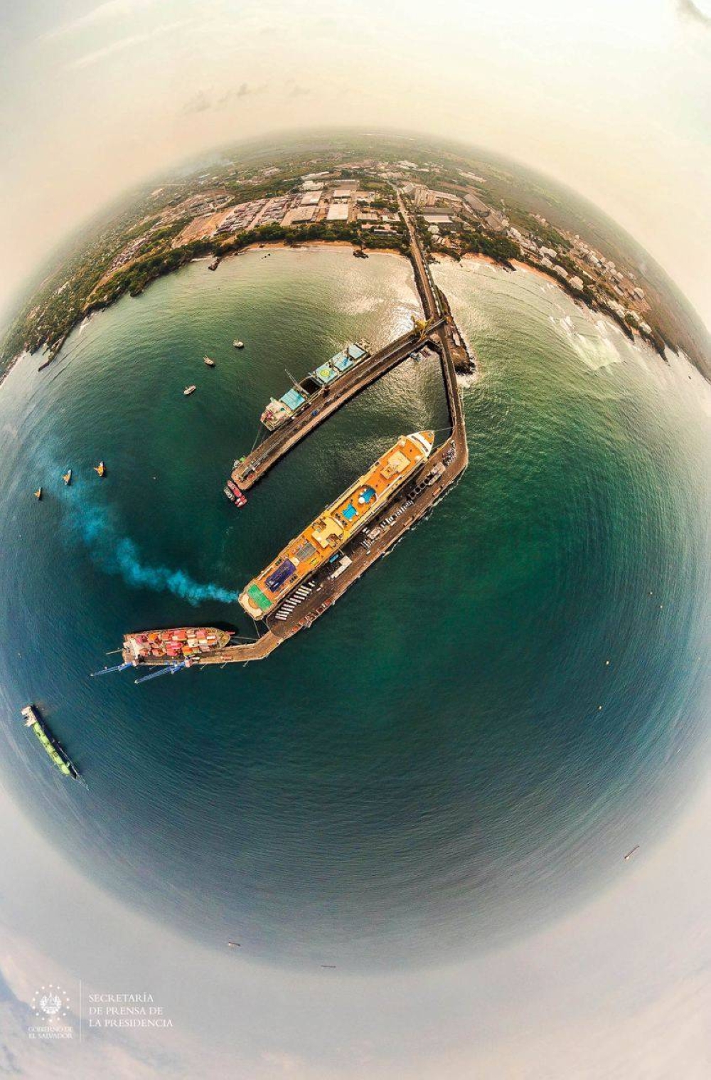 Una vista cenital del arribo del crucero Norwegian Jewel con un lente de ojo pez. /Cortesía Secretaría de Prensa.