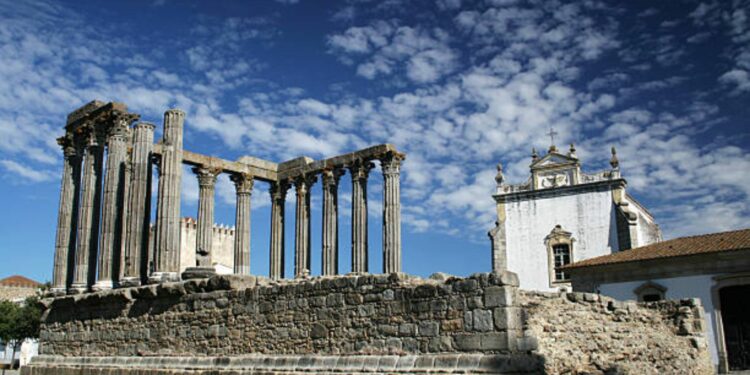 Évora, la ciudad portuguesa con un templo romano que puedes visitar en un día