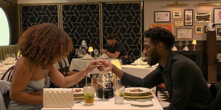First Dates Crucero | Kobe pide a Sandra que recen antes de cenar: “¿De qué planeta has salido tú?”