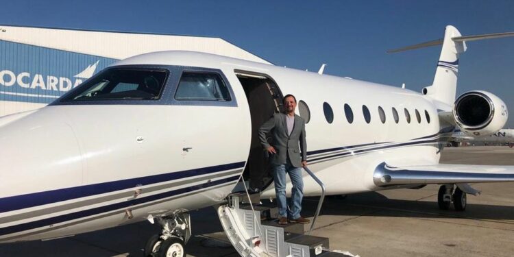 Ivu00e1n Radic, country manager de Flapz Chile en las escaleras de un jets