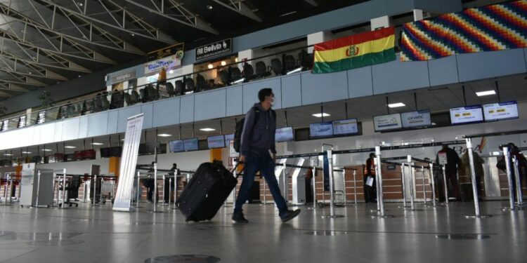 Flexibilizan requisitos para ingresos desde el exterior: carnet de vacuna o prueba negativa