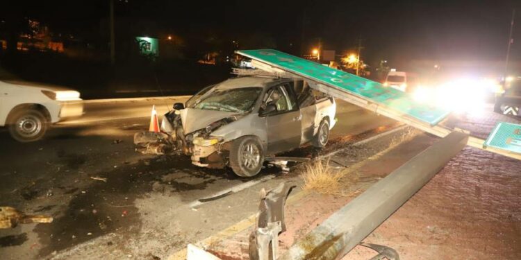 Fuerte choque en crucero de La Urraca, al sur de Mazatlán; derriba poste con señalética