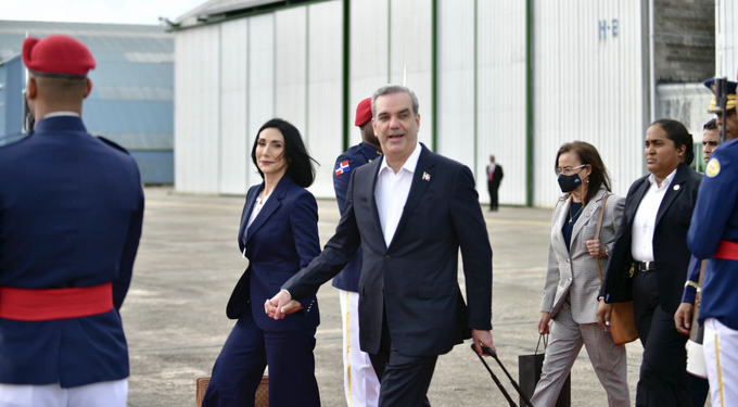 Hipólito defiende viajes de presidentes sin francachelas