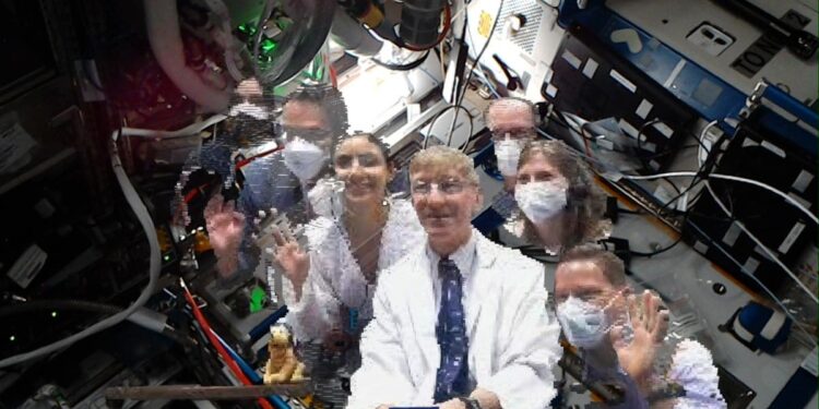 Holoportación: La NASA “holoportó” médicos a la estación espacial para visitar a los astronautas