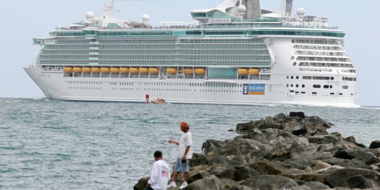 Hombre desaparece tras saltar desde un crucero cerca de Florida