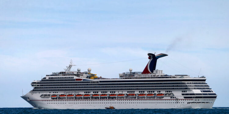 Hombre se lanza al mar desde crucero Carnival Mardi Gras que regresaba a Florida, la Guardia Costera lo busca | Univision Orlando WVEN