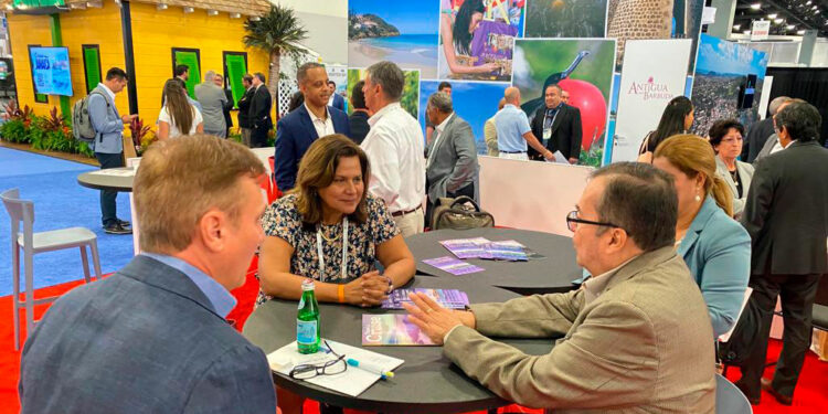 Honduras participa en la feria más importante de Cruceros