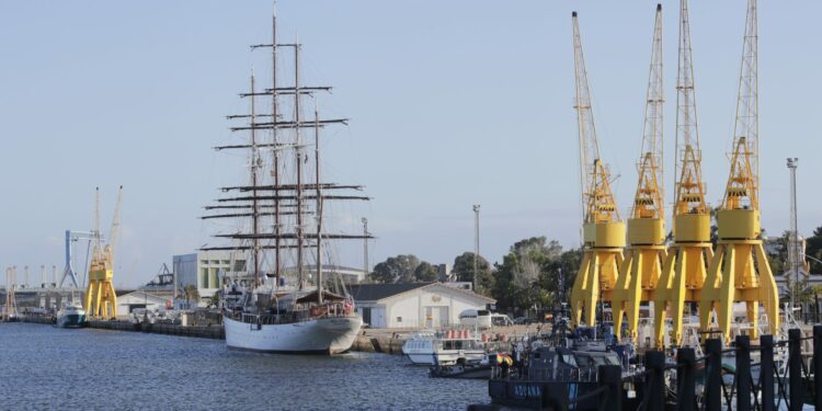 Huelva recibe al crucero de veleros SEA CLOUD, que zarpa rumbo a Motril