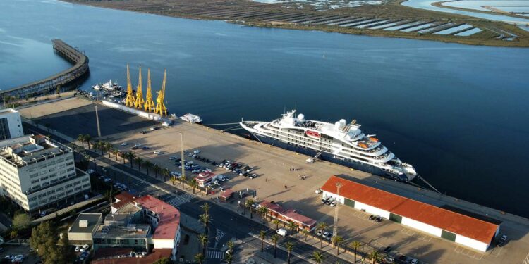 Huelva recibe la primera escala del crucero francés 'Le Bougainville'