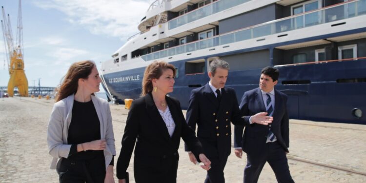 Huelva recibe la primera escala del crucero francés ‘Le Bougainville’