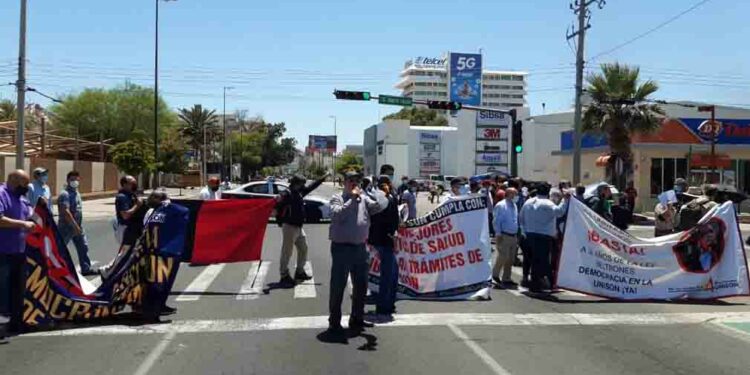 Integrantes del Staus de la Universidad de Sonora cierran crucero de Colosio y Rosales en Hermosillo