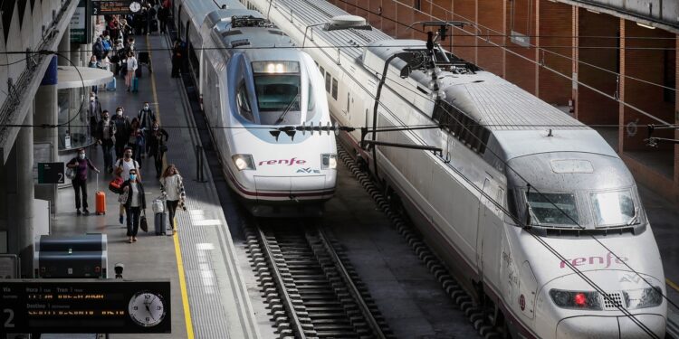 Interminables colas de espera para comprar un billete en Renfe tras lanzar una oferta de viajes por 15 euros