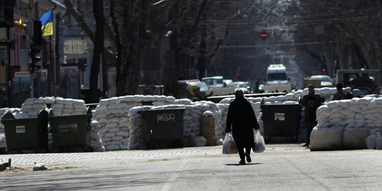 Una mujer camina por las calles de Odessa (REUTERS/Nacho Doce)