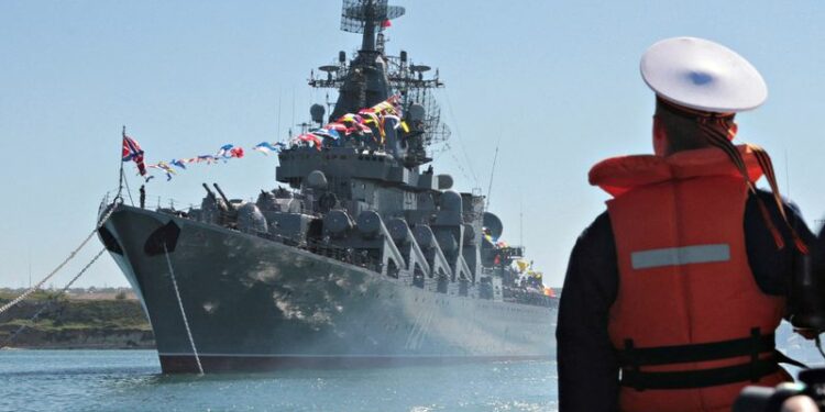 Foto de archivo del buque Moskva en el puerto ucraniano de Sebastopol
2013. REUTERS/Stringer/