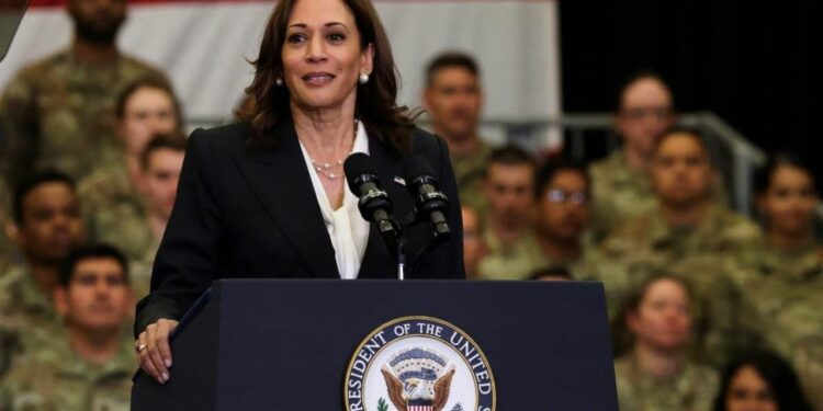 Kamala Harris da positivo a COVID; descartan contacto con Biden