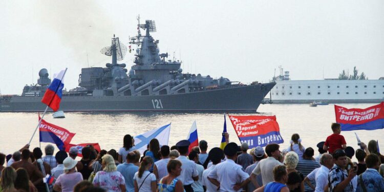 Imagen del buque Moskva entrando en la bahía de Sebastopol, en Crimea, en 2008.