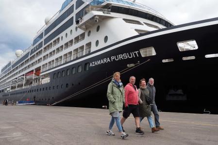 Algunos de los cruceristas que bajaron del buque aprovecharon para visitar Palamós.