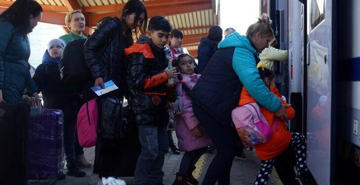 Refugiados ucranianos, entre ellos niños, abordan un tren en la estación de Varsovia, huyendo de la invasión rusa de Ucrania. Polonia, marzo 23, 2022.REUTERS/Hannah McKay