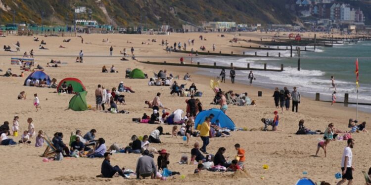 La demanda de vacaciones de verano aumenta a medida que los británicos reservan vacaciones en el Reino Unido para evitar el caos de los viajes al extranjero