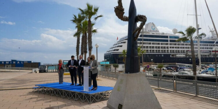 La escultura ‘El abrazo’ da ya la bienvenida a los turistas que arriban al muelle de cruceros – Cartagena Actualidad