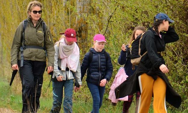 La reina junto a sus hijos durante el Camino de Santiago. /EFE