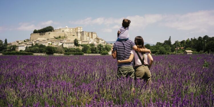 La guerra entre Rusia y Ucrania está teniendo un impacto limitado en las reservas de vacaciones en Europa, dicen los expertos