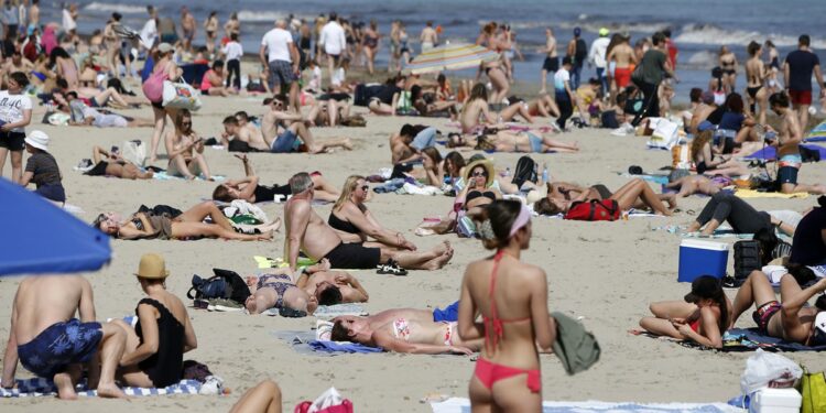 La mejora del turismo internacional afianza la recuperación del sector en Semana Santa | Economía