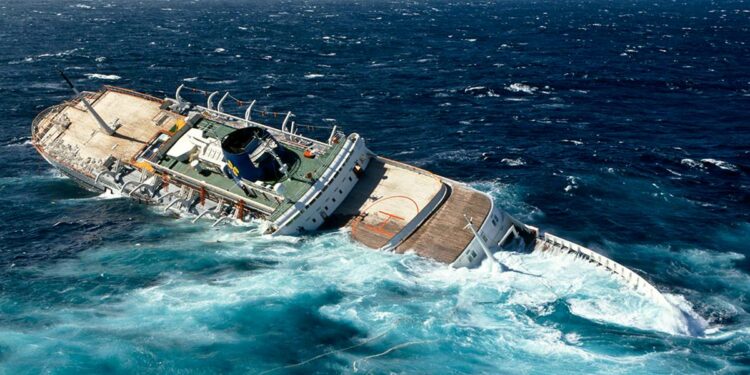 Una explosión en el cuarto de máquinas del MTS Oceanos desencadenó un naufragio que puso en peligro la vida de 585 personas que milagrosamente sobrevivieron.