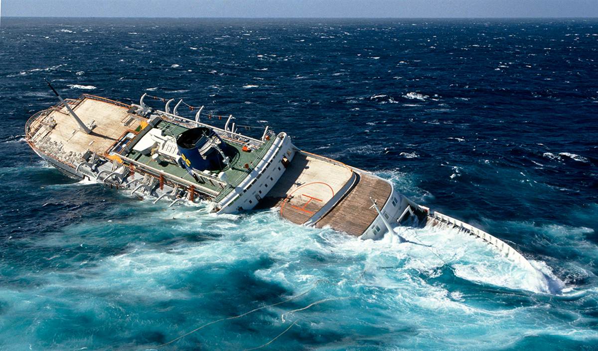 Una explosión en el cuarto de máquinas del MTS Oceanos desencadenó un naufragio que puso en peligro la vida de 585 personas que milagrosamente sobrevivieron.