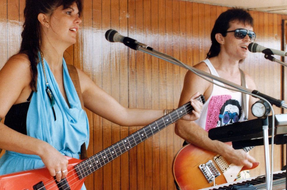 Tracy y Moss siguieron tocando en cruceros durante años después de la terrible noche en la que se hundió el Oceanos.