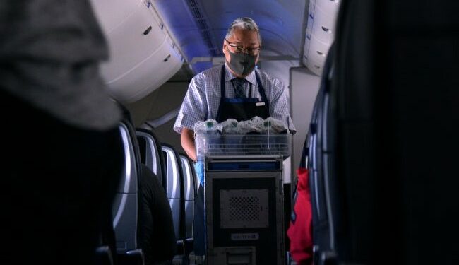 La orden del gobierno de Biden de llevar mascarillas en aviones y transportes es anulada por una juez federal | Noticias Univision Salud