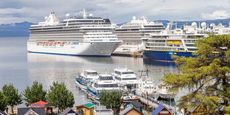 La temporada de cruceros 2021-2022 en el puerto de Ushuaia, cerró con más de 200 recaladas