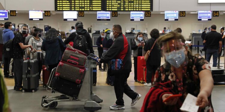 Entre las nuevas disposiciones figuran la ampliación del aforo y del número de vuelos en los aeropuertos regionales y el internacional Jorge Chávez, de Lima, así como la habilitación del turismo de cruceros. Foto de archivo. EFE/ Paolo Aguilar
