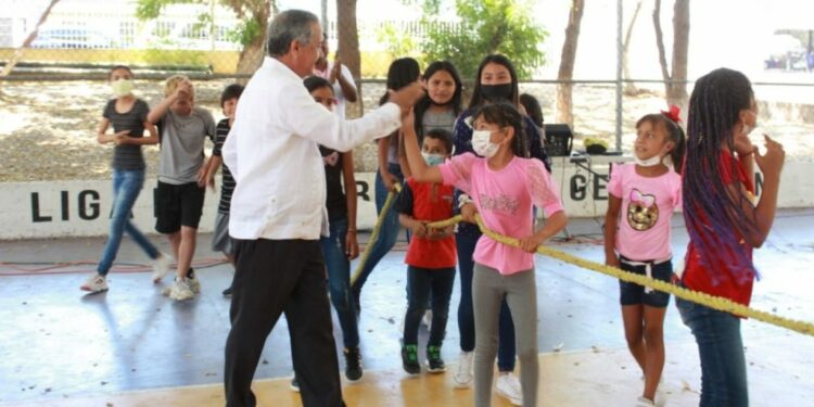 Les adelantan su festejo; alcalde de Culiacán convive con niñas y niños 
